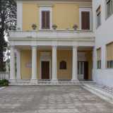 ..., � introdotto da un elegante pronao con colonne tuscaniche...
